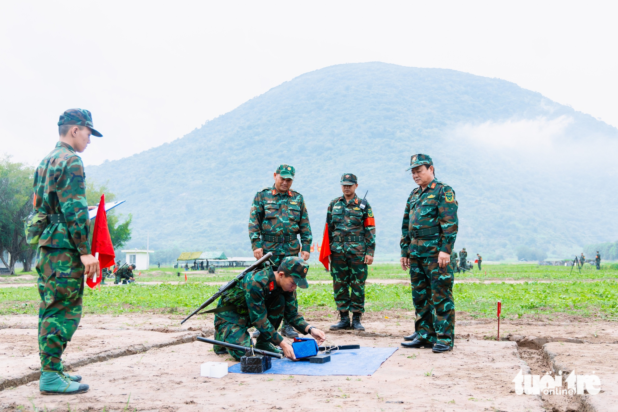 Chiến sĩ trẻ hào hứng vượt qua '3 tiếng nổ' đầu tiên trên thao trường núi Bà Đen