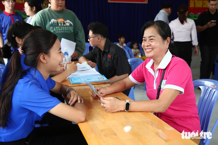 Người dân Cát Lái vui mừng khi phường có điểm hỗ trợ dịch vụ công trực tuyến
