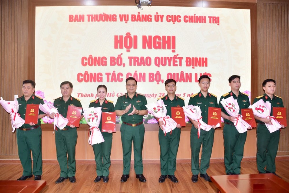 Hàng trăm sĩ quan, quân nhân chuyên nghiệp được thăng quân hàm và nâng lương