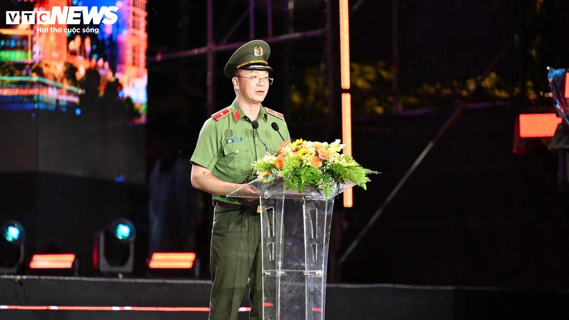Công an đội mưa khai mạc chuỗi sự kiện 'Tổ quốc bình yên' tại TP.HCM - 6