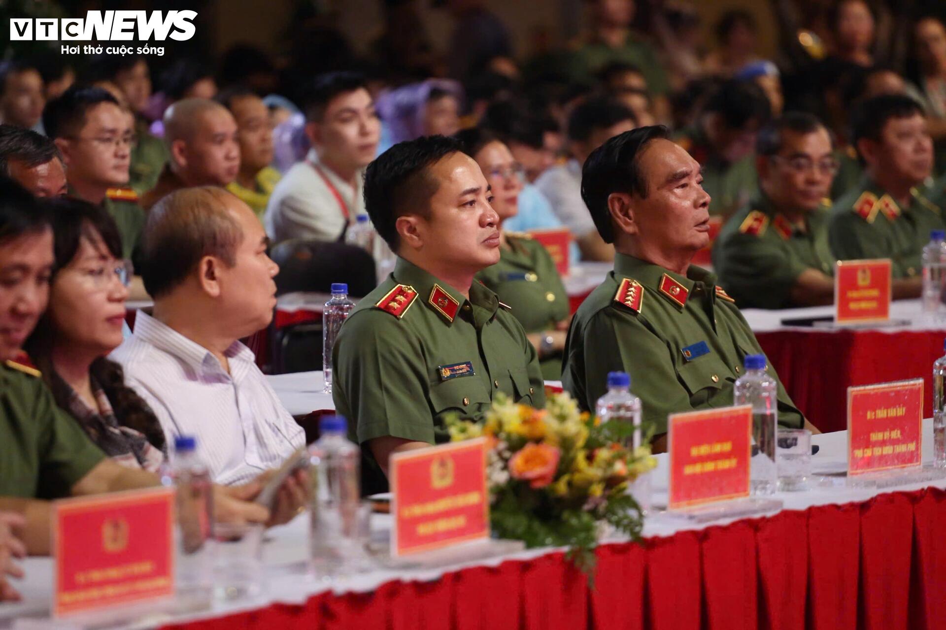 Công an đội mưa khai mạc chuỗi sự kiện 'Tổ quốc bình yên' tại TP.HCM - 8