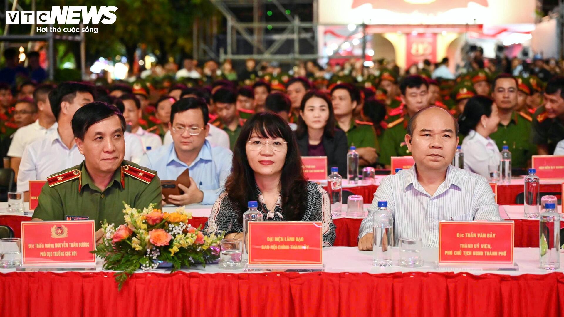 Công an đội mưa khai mạc chuỗi sự kiện 'Tổ quốc bình yên' tại TP.HCM - 2