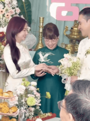 Xuân Nghi đeo vàng trĩu cổ