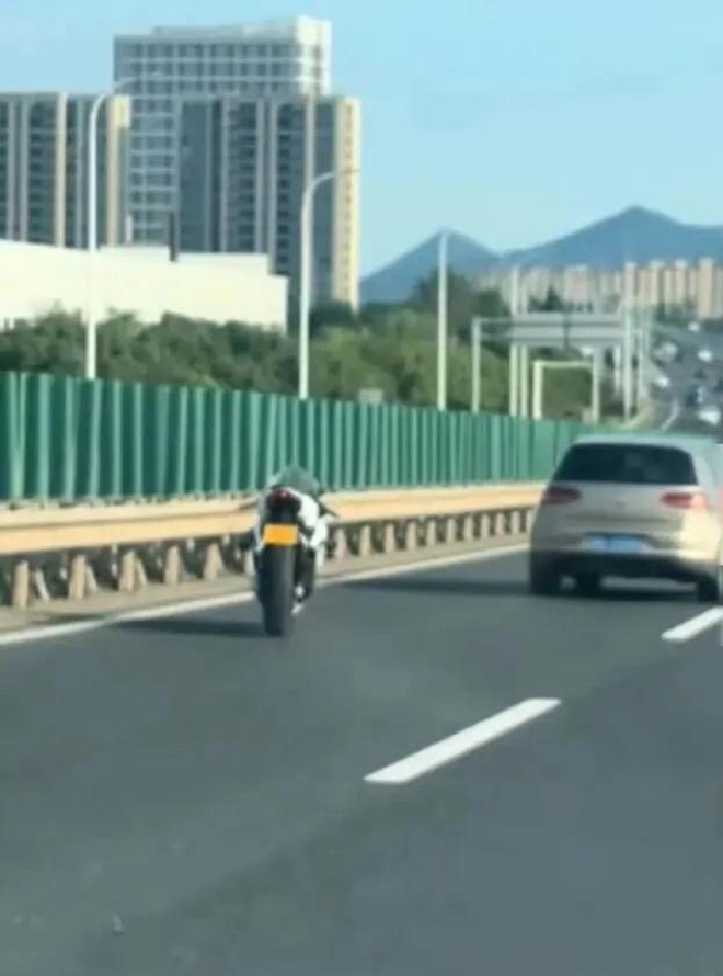 Xe máy 'ma' không người lái lao vun vút ở đường trên cao