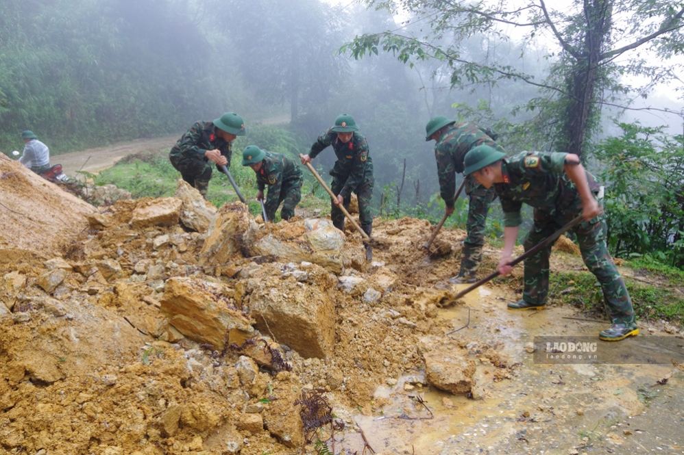 Quân đội vượt gần 200km hỗ trợ người dân Mù Cang Chải khắc phục mưa lũ