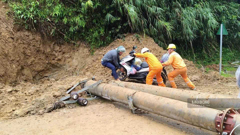 Quân đội vượt gần 200km hỗ trợ người dân Mù Cang Chải khắc phục mưa lũ