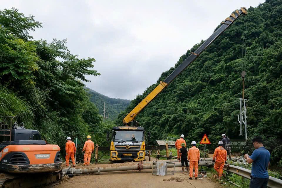 Quân đội vượt gần 200km hỗ trợ người dân Mù Cang Chải khắc phục mưa lũ