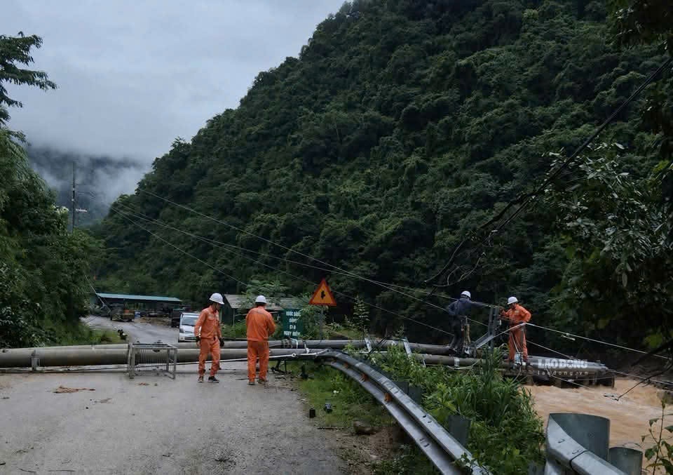 Quân đội vượt gần 200km hỗ trợ người dân Mù Cang Chải khắc phục mưa lũ