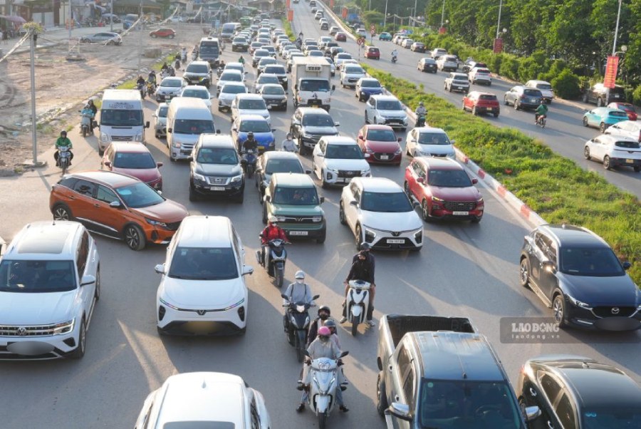 Lượng phương tiện đổ về Hà Nội tăng: Nơi ùn ứ, nơi thông thoáng