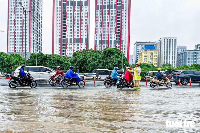 Hà Nội huy động 2.500 người và trên 200 thiết bị chống ngập