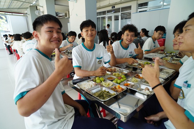 Ngôi trường công lập TP.HCM có 5 sân bóng đá, 6 sân pickleball, hồ cá koi