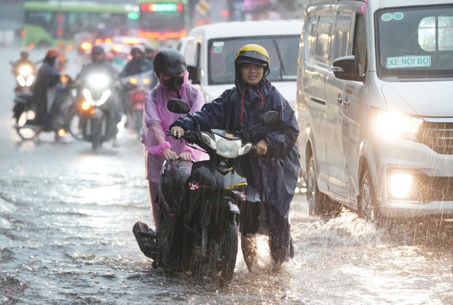 Mới 16h, toàn trung tâm TP.HCM mưa xối xả, ngập khắp nơi