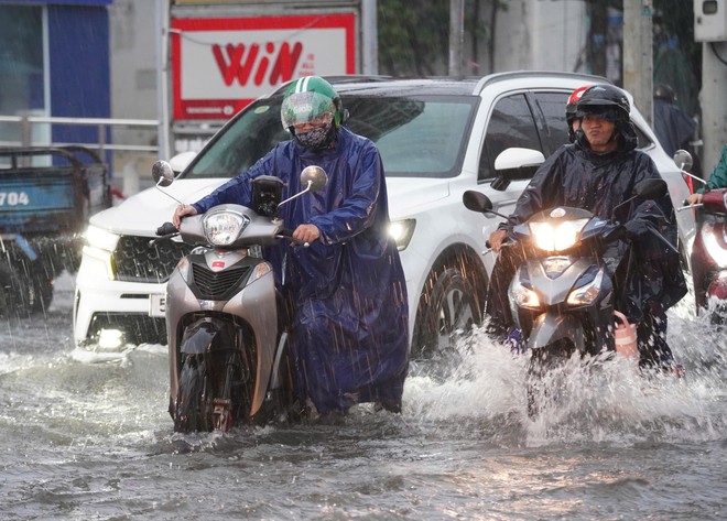 Mới 16h, toàn trung tâm TP.HCM mưa xối xả, ngập khắp nơi