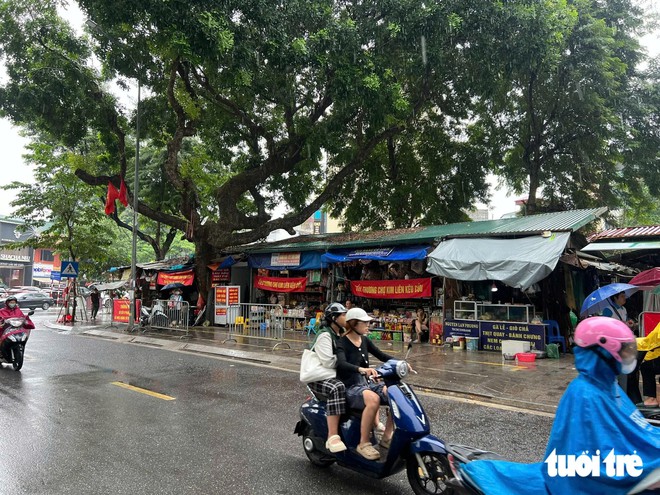Chủ tịch Hà Nội chỉ đạo kiểm tra, giải quyết vụ đóng chợ Kim Liên nhưng không bố trí chợ tạm