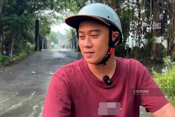 Đường ở Cần Thơ chi chít ổ gà, ổ voi giữa mùa mưa và triều cường