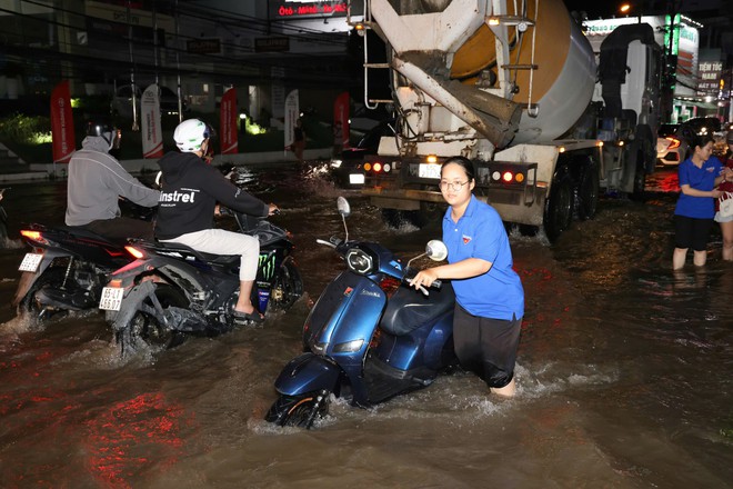 Cần Thơ: Đường ngập trong đêm, nhiều lực lượng giúp dân vượt dòng nước