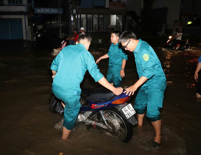 Cần Thơ: Đường ngập trong đêm, nhiều lực lượng giúp dân vượt dòng nước