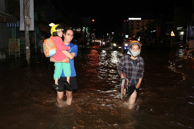 Cần Thơ: Đường ngập trong đêm, nhiều lực lượng giúp dân vượt dòng nước