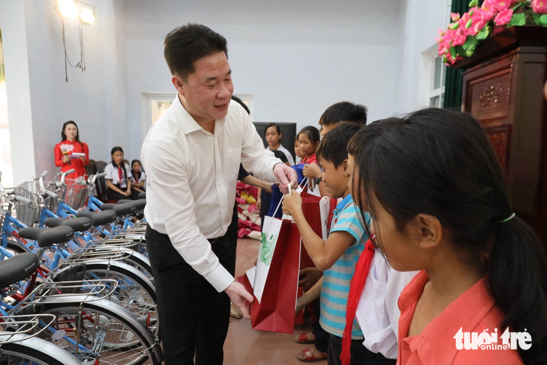 Trao 200 suất học bổng Gieo mầm tri thức cho học sinh nghèo Quảng Trị