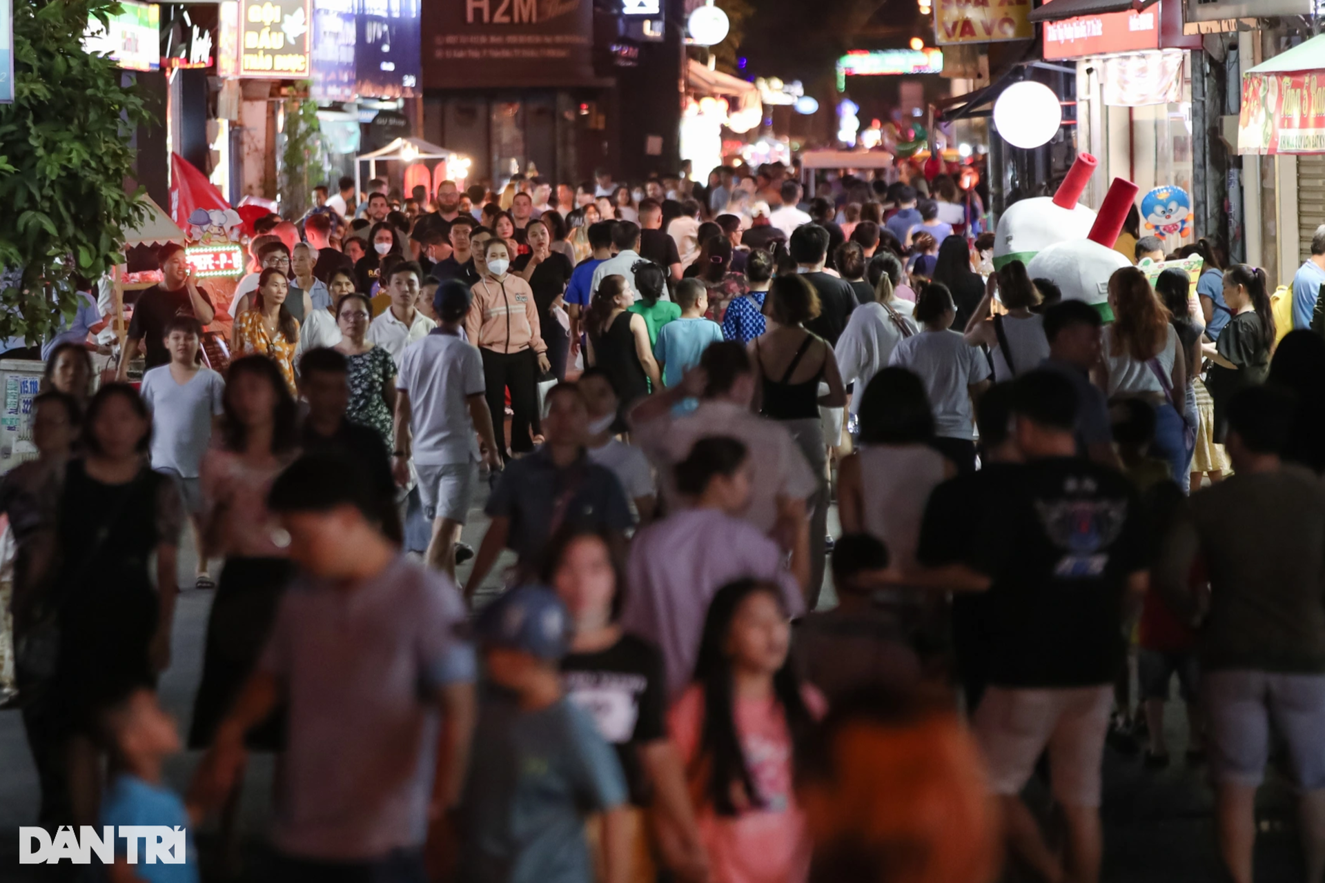 Hàng nghìn người đổ về phố đêm Thảo Điền trong ngày đầu mở cửa