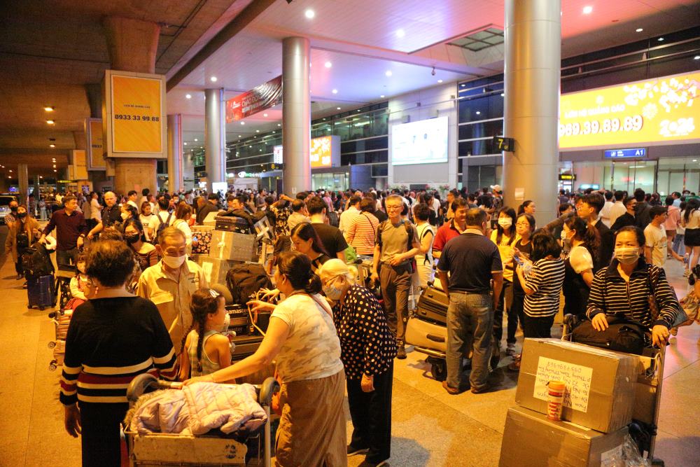 Sân bay Tân Sơn Nhất chật kín người đón người thân từ nước ngoài về quê ăn Tết