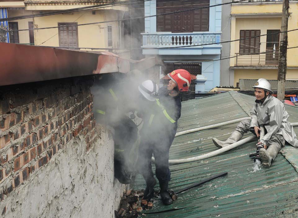 Cảnh sát phá tường chữa cháy nhà dân ở Hà Nội