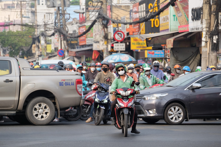 Dân lơ đèn vàng, đường cuối năm càng thêm kẹt