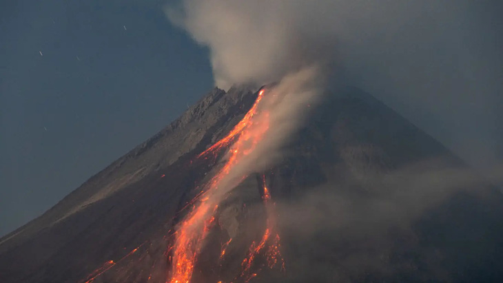 Nhiều núi lửa cùng 'thức giấc', Indonesia sơ tán hàng chục ngàn người