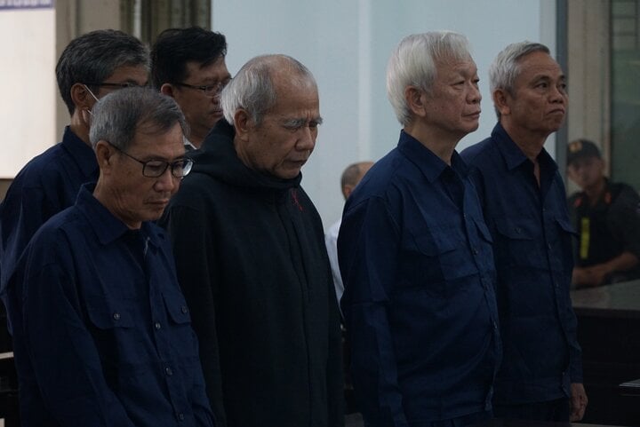 9 cựu quan chức tỉnh Khánh Hòa tiếp tục hầu tòa