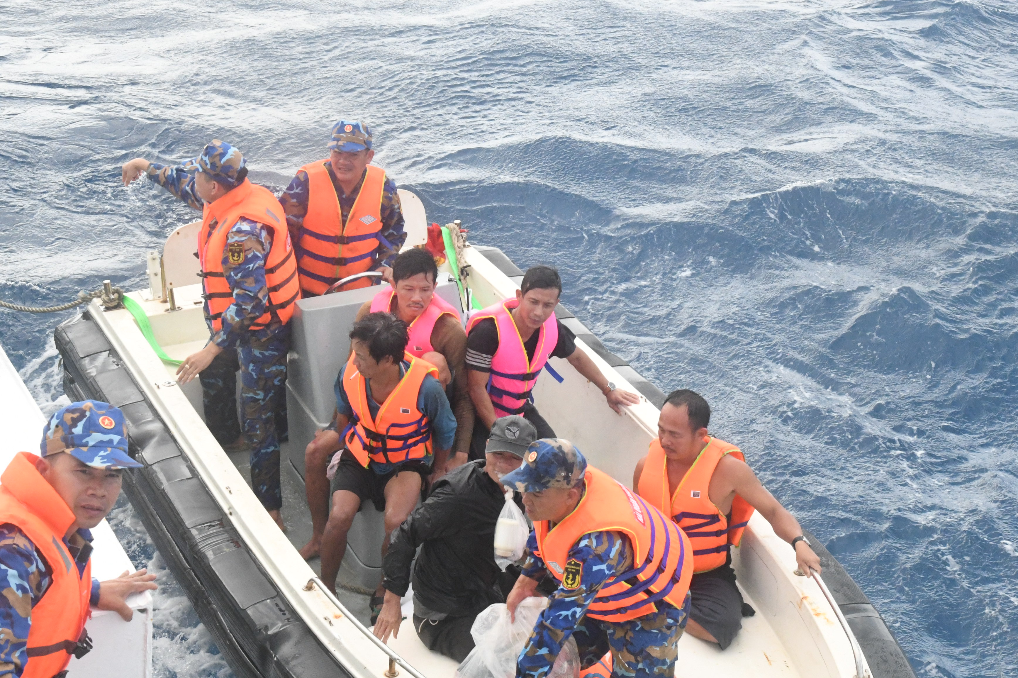 Cứu 5 ngư dân trên tàu cá Bình Định bị chìm