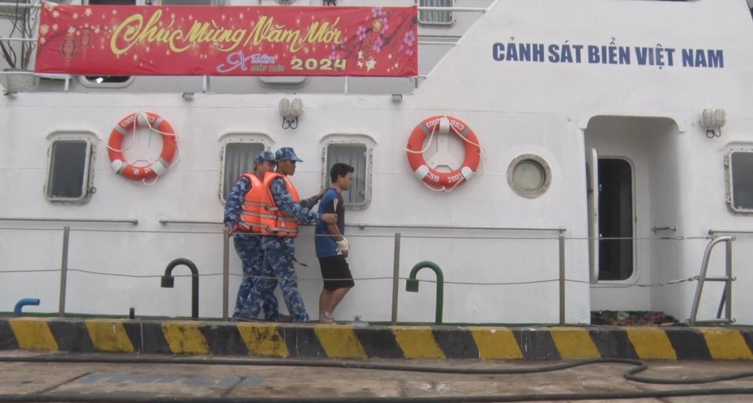 Cảnh sát biển 4 bắt nhanh đối tượng truy nã đặc biệt nguy hiểm lẩn trốn trong tàu cá