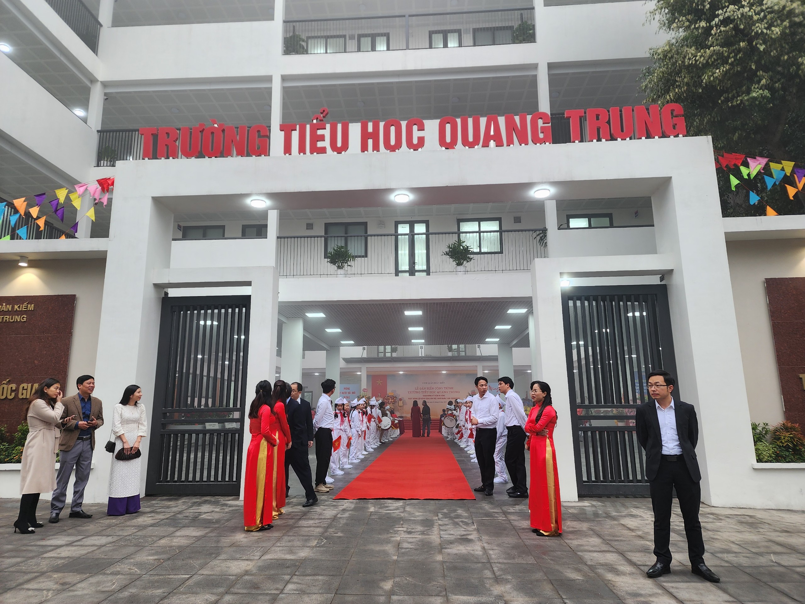 Hà Nội gắn biển công trình trường tiểu học Quang Trung