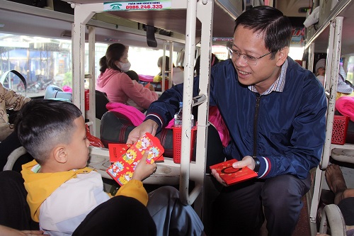 74 công nhân nghèo ở Gia Lai được xe chở miễn phí về quê đón Tết
