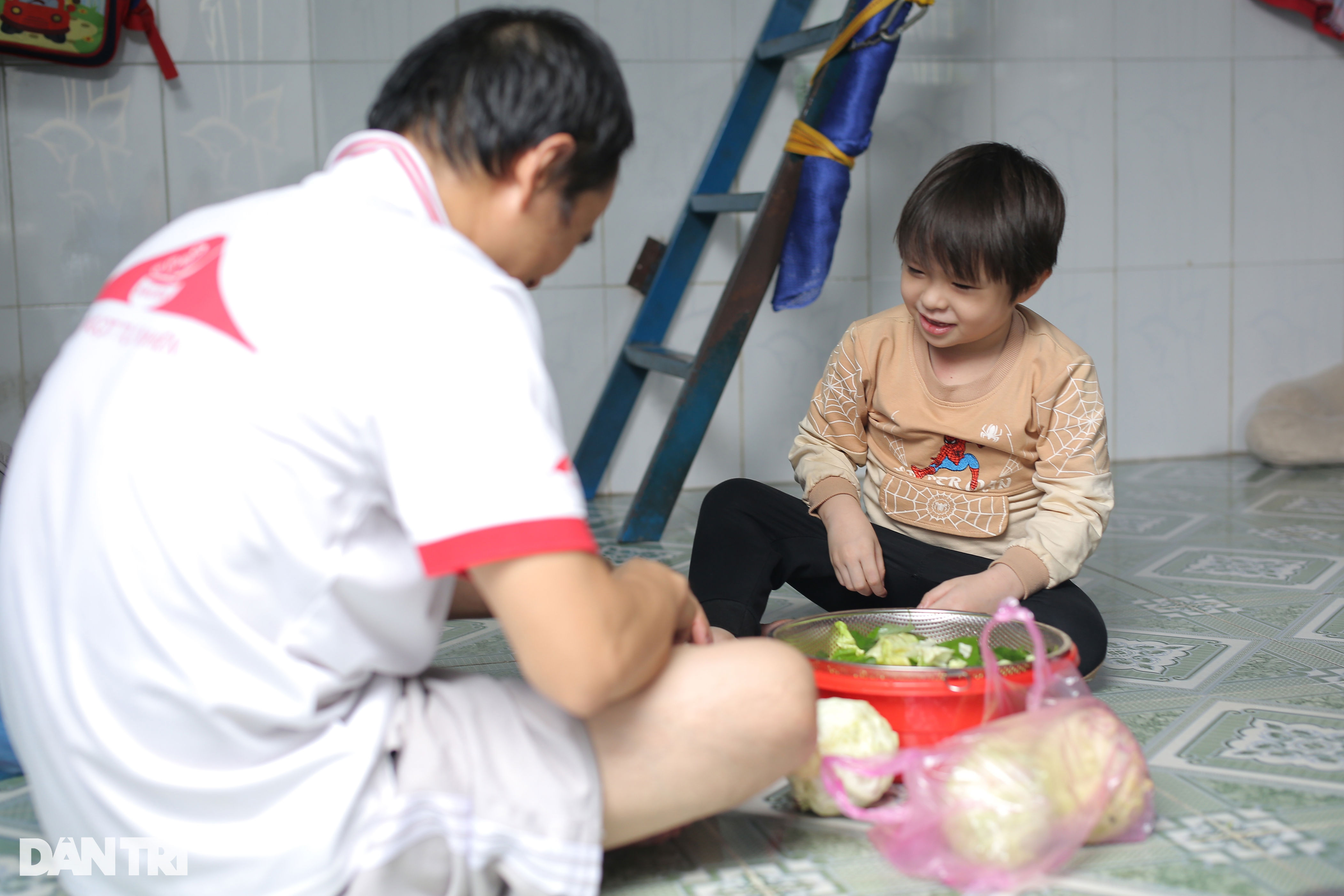 Công nhân ở lại TPHCM đón Tết: 'Năm nay vừa đủ ăn là mừng rồi'