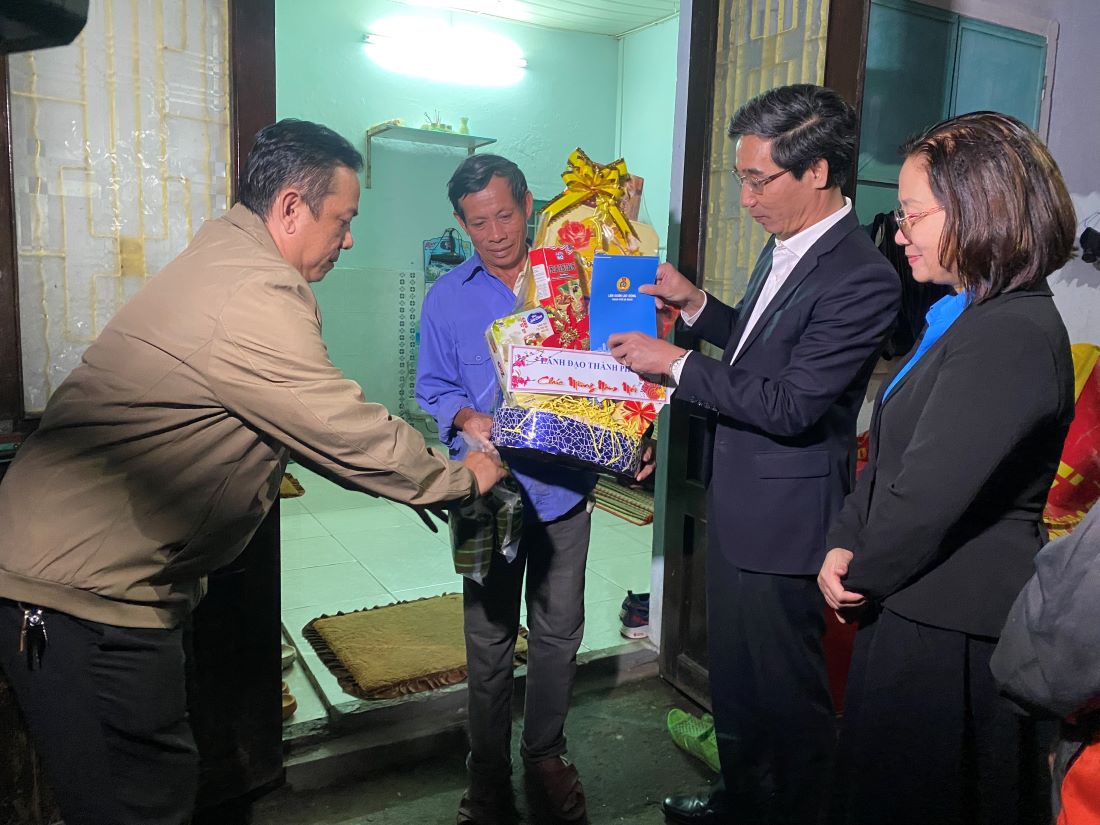 UBND thành phố Đà Nẵng tặng quà cho công nhân lao động đón Tết xa quê