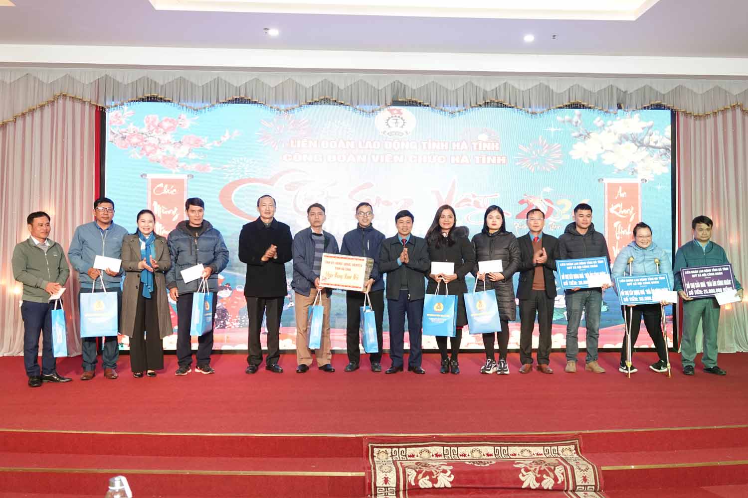 Công đoàn Viên chức Hà Tĩnh trao 190 suất quà Tết cho đoàn viên khó khăn