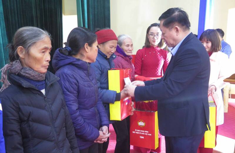 Trưởng Ban Tuyên giáo Trung ương thăm, tặng quà Tết tại Thái Nguyên