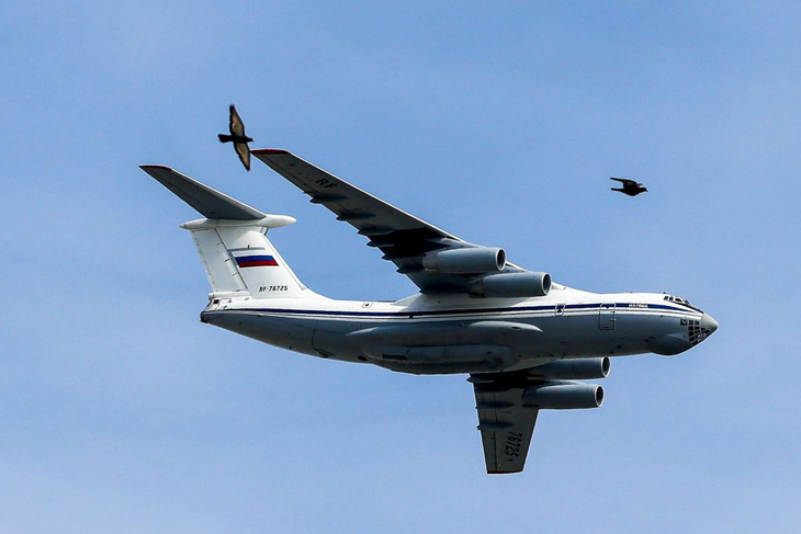 NÓNG: Máy bay vận tải Nga rơi, cháy nổ lớn