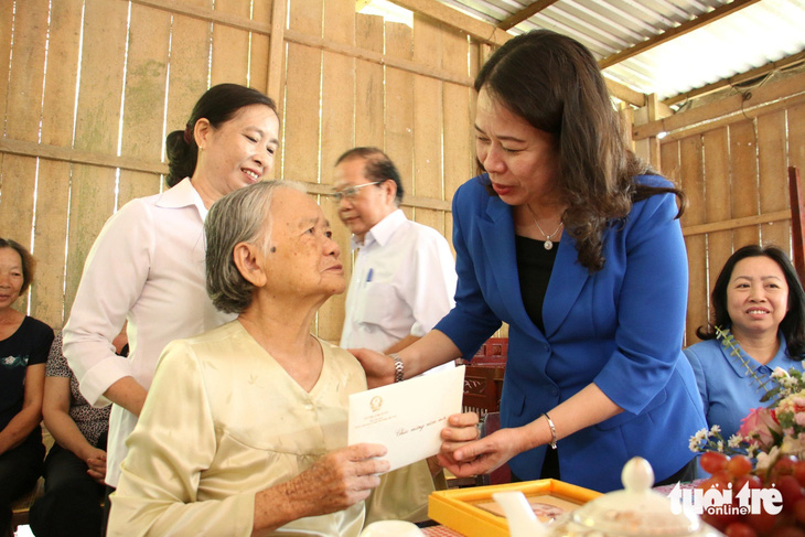 Phó Chủ tịch nước Võ Thị Ánh Xuân tặng 600 phần quà Tết cho người dân Bến Tre
