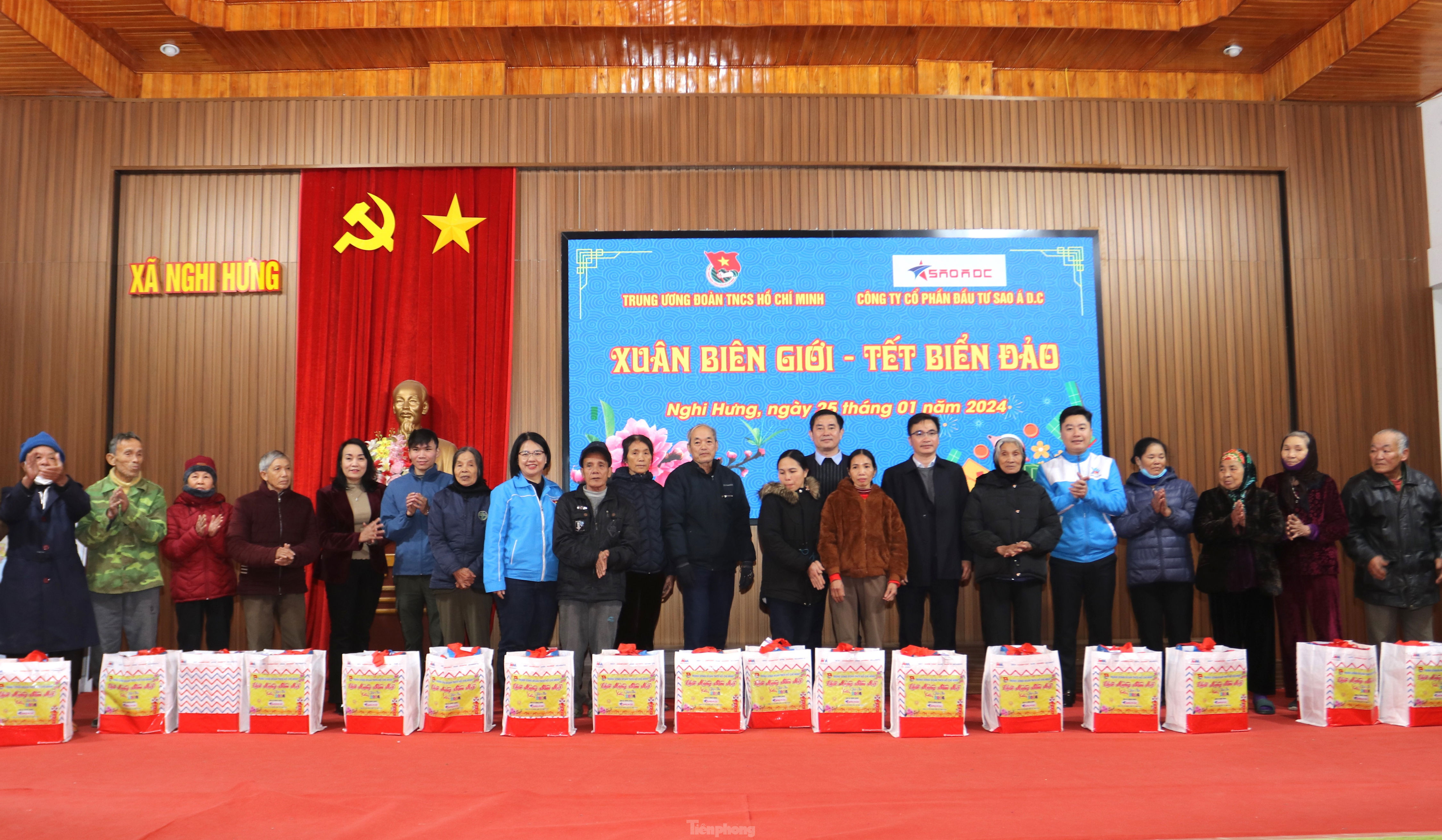 T.Ư Đoàn trao quà Tết đến người dân khó khăn ở Nghệ An