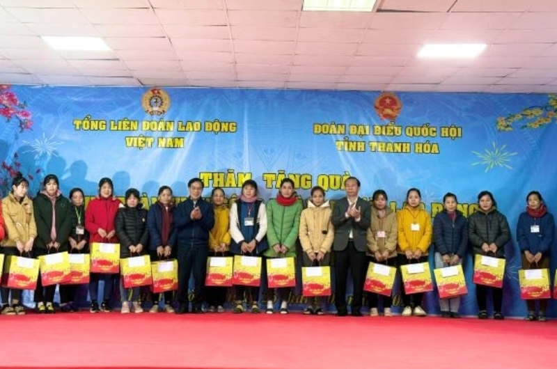 Trao 100 suất quà cho công nhân lao động khó khăn tại huyện Thạch Thành