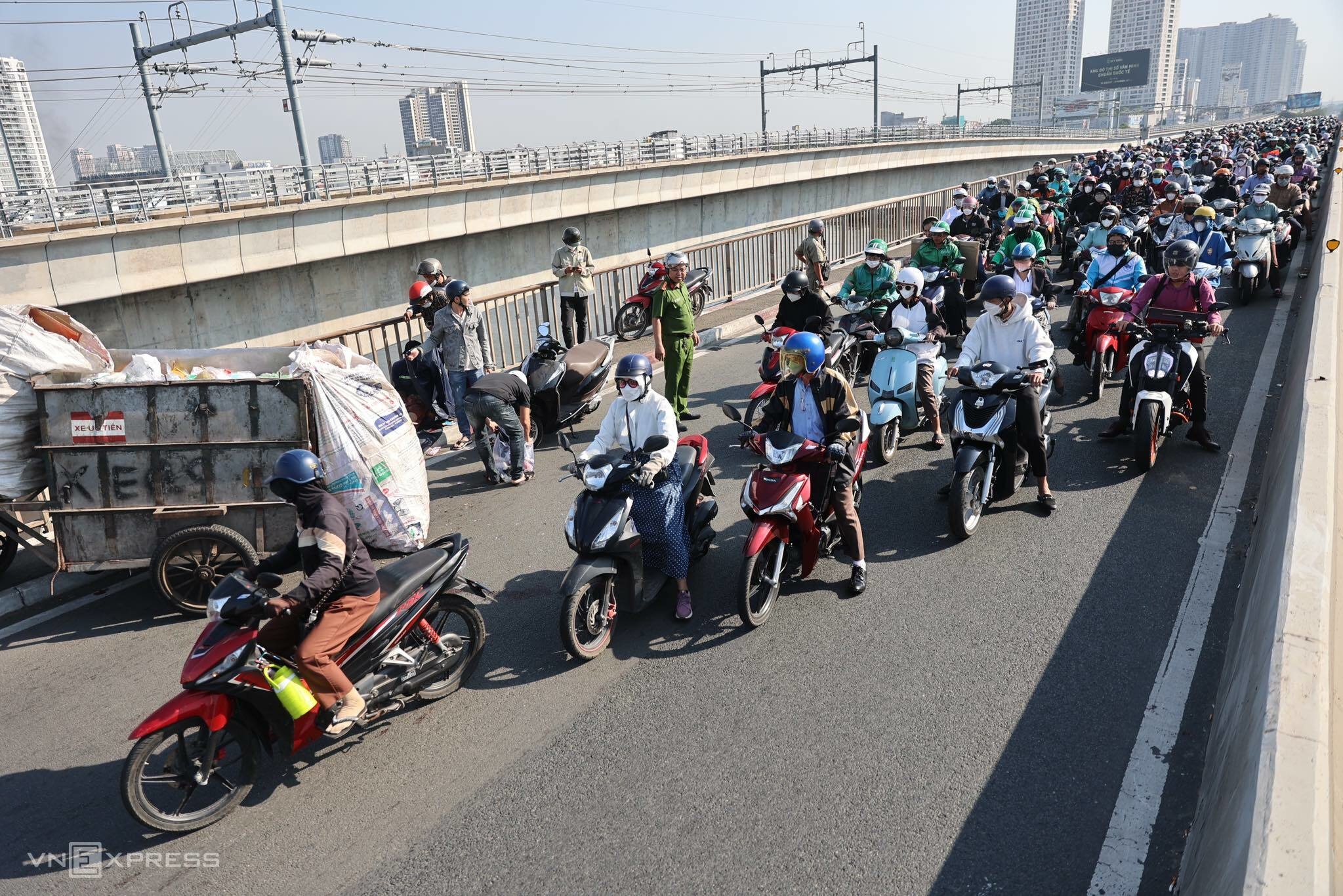 Cầu Sài Gòn ùn tắc hơn một km sau tai nạn