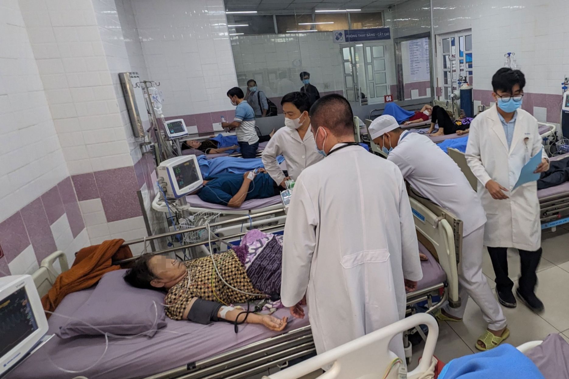 Hàng chục người ở Sóc Trăng nhập viện, nghi ngộ độc sau khi ăn bánh mì