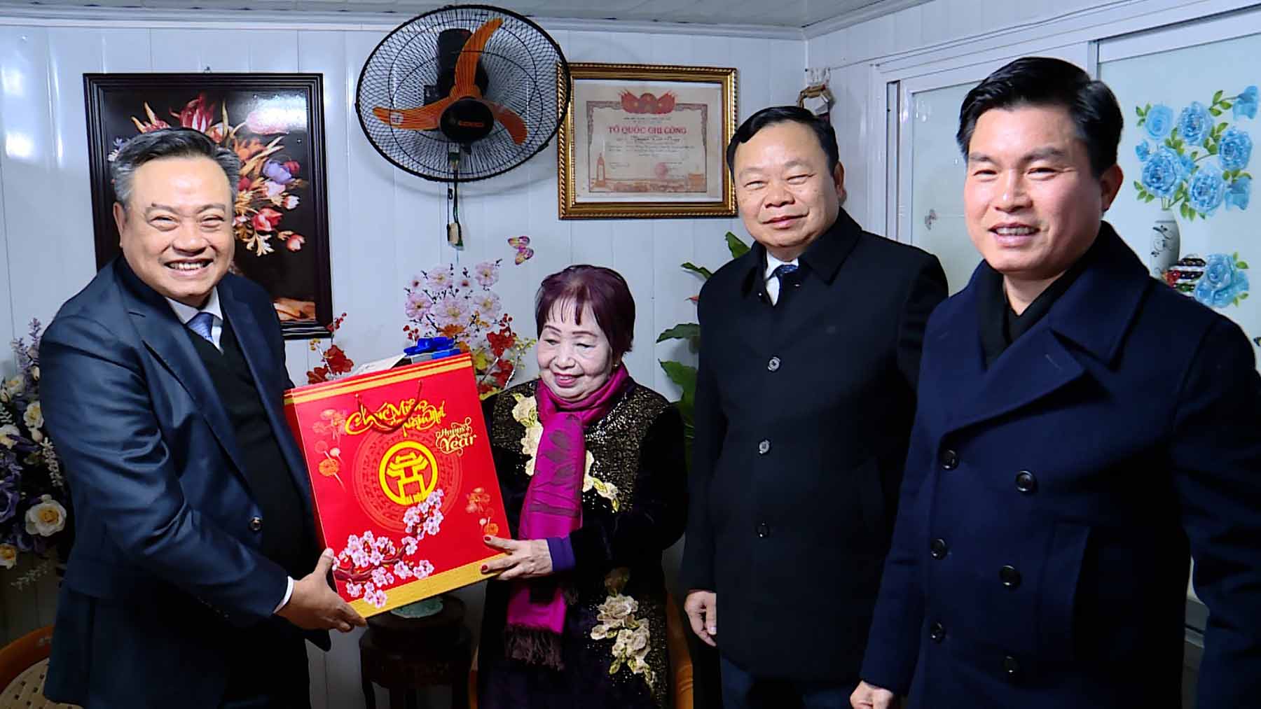 Chủ tịch Hà Nội chúc Tết Bà mẹ Việt Nam Anh hùng Nguyễn Kim Loan