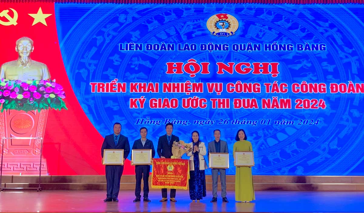 Liên đoàn Lao động quận Hồng Bàng trao quà Tết cho đoàn viên, người lao động khó khăn