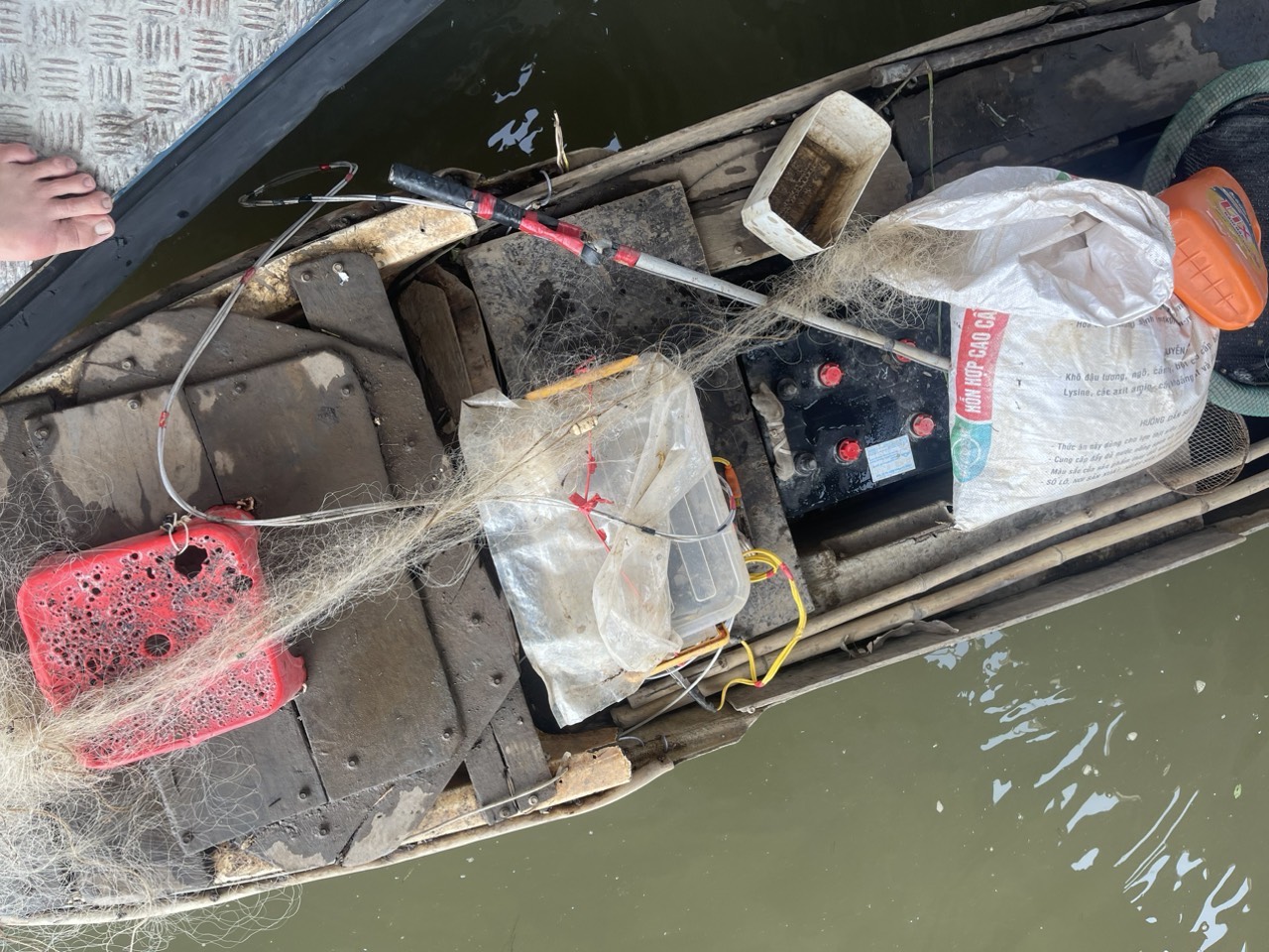 Cảnh sát truy tìm người đánh bắt thủy sản trên sông Đồng Nai bằng thuốc trừ sâu