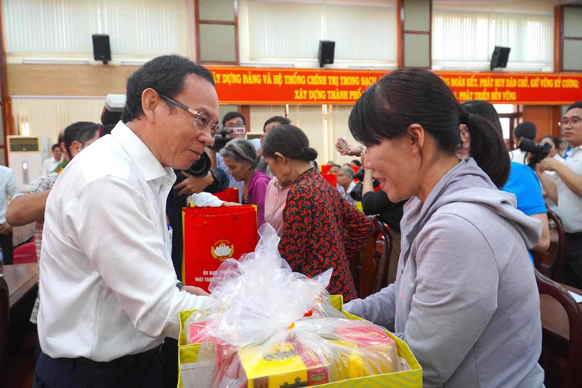 Bí thư Thành uỷ TPHCM Nguyễn Văn Nên tặng quà công nhân, hộ nghèo ở Đồng Nai