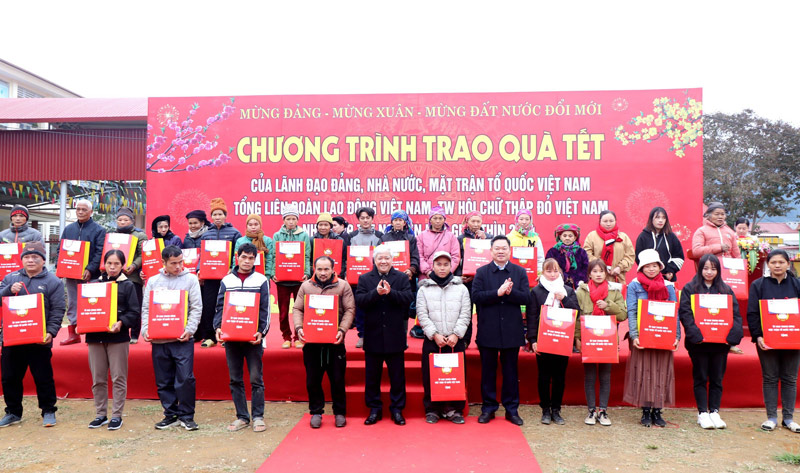 Chủ tịch Ủy ban Trung ương Mặt trận Tổ quốc Việt Nam thăm, tặng quà Tết tại Bắc Kạn
