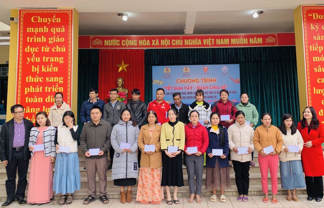 Tặng quà Tết cho người lao động ngành giáo dục tỉnh Quảng Trị