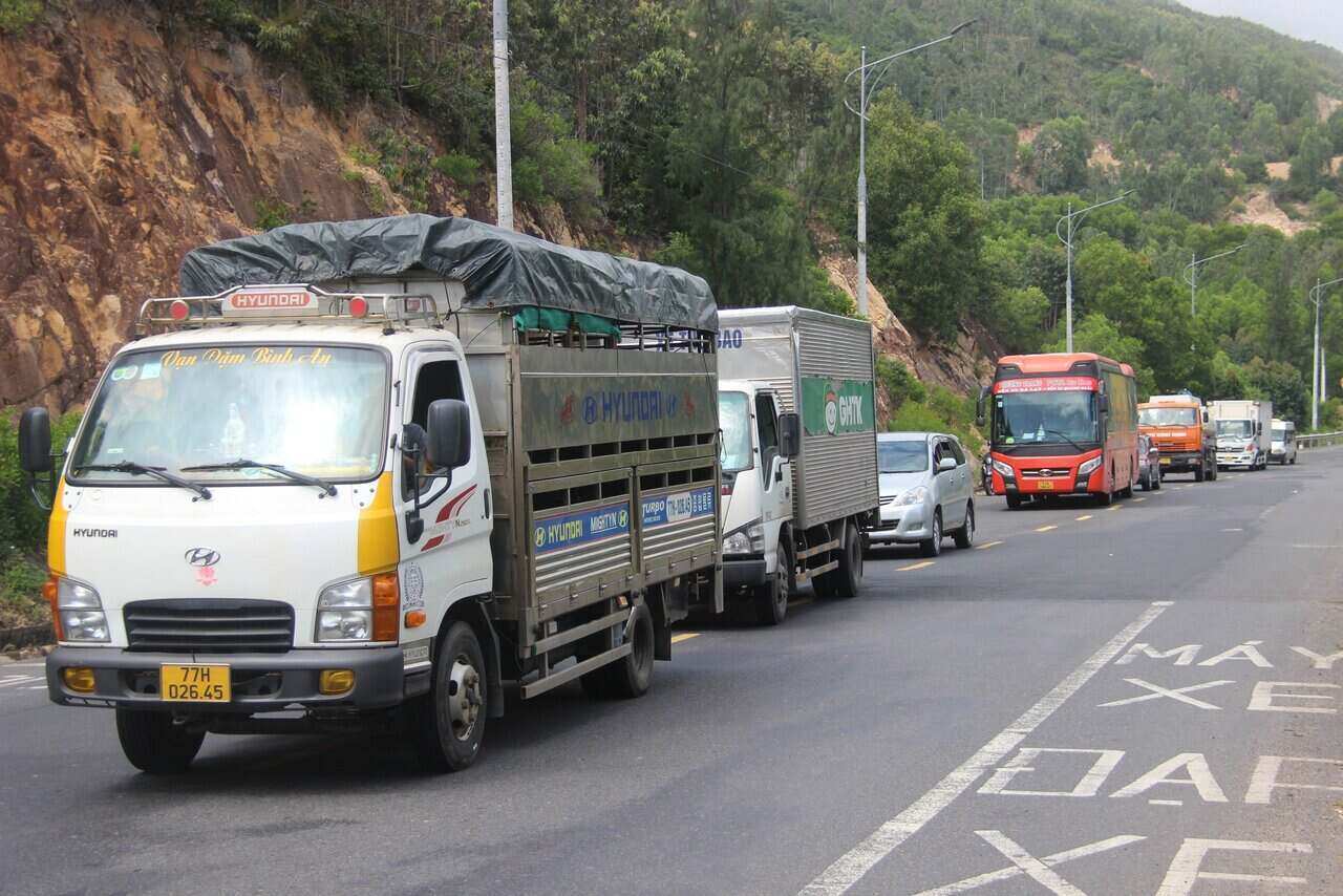 Tai nạn liên hoàn trên đường đèo giáp ranh Bình Định - Phú Yên, 2 xe tải nát bét